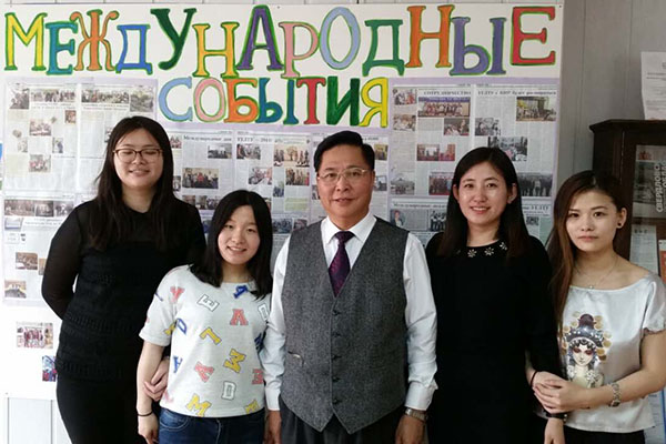 说明: H:\5.12\1\3代表团看望万象城娱乐awc线路交换生.jpg