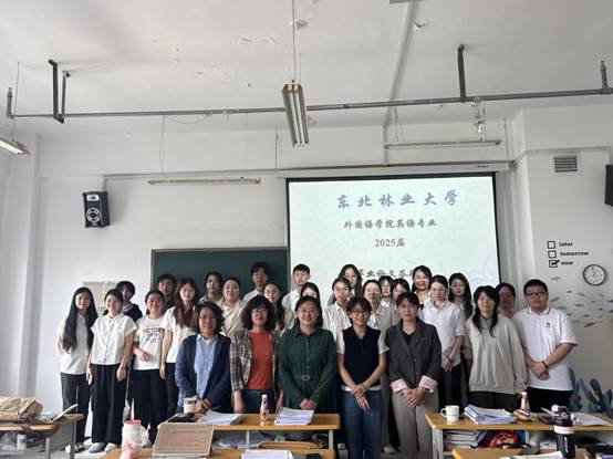 会议室里的人们描述已自动生成