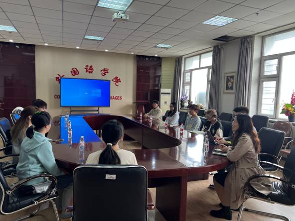 办公室的人描述已自动生成